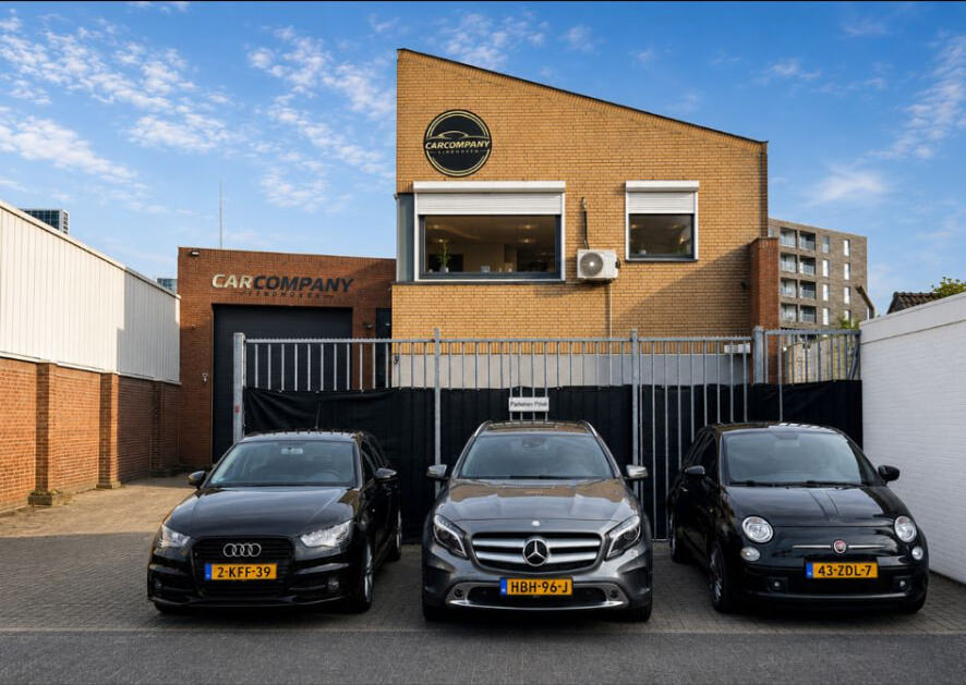 Voorkant van de garage van Car Company Eindhoven aan de Raedeckerstraat